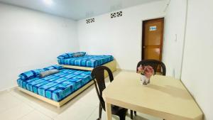 a room with a table and a bed at Mayo Habitación Tolu in Estación El Salto