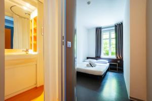Ein Bett oder Betten in einem Zimmer der Unterkunft easyHotel Zürich City Centre