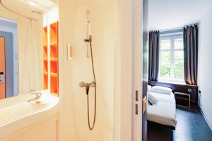 Ein Bett oder Betten in einem Zimmer der Unterkunft easyHotel Zürich City Centre