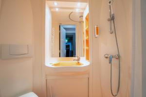 ein Badezimmer mit Waschbecken und Dusche in der Unterkunft easyHotel Zürich City Centre in Zürich