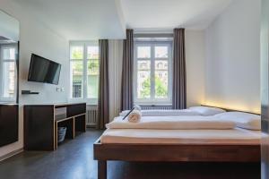 ein Schlafzimmer mit großem Bett und Fernseher in der Unterkunft easyHotel Zürich City Centre in Zürich