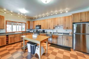 Gallery image of Hatchs Landing Lake Ostego Home in Cooperstown +35 photos