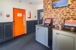 Küche/Küchenzeile in der Unterkunft easyHotel Zürich City Centre
