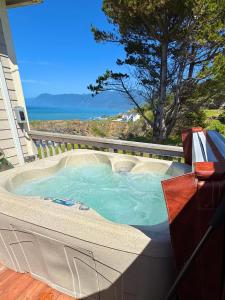 patio con vasca idromassaggio e vista sull'oceano di Cozy Oceanview! by OceanviewHotTubs Oceanfront! Shelter Cove, CA Tesla EV station a Shelter Cove