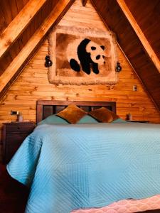 una camera da letto con un cartello con un panda sul muro di Cabañas Alpinas Alessandro a Recinto Altre 13 foto