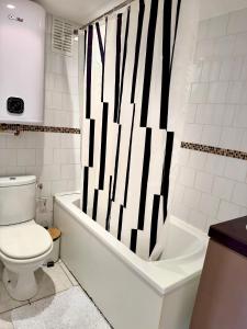 Ванная комната в Le Cardinal-Cosy studio-Clim-WiFi-Ecusson Montpellier-LaConciergerieByNina