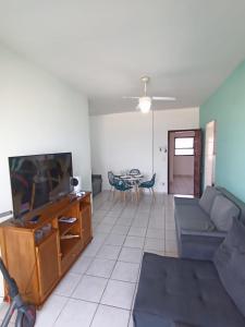 Μια τηλεόραση ή/και κέντρο ψυχαγωγίας στο Apartamento pé na areia com sacada e garagem 2 banheiros