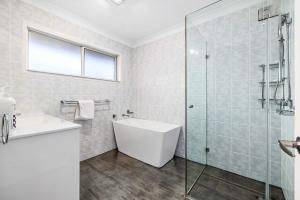 Koupelna v ubytování Chic 3BR Home with Pool in Rochedale South
