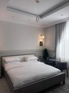 Un dormitorio con una cama grande y una mesa. en Modern studio, en Yeda 6 fotos más