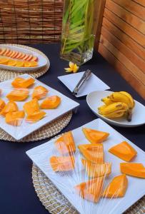 tre piatti di arance e banane su un tavolo di Vaea Hotel Samoa ad Apia