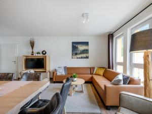 ein Wohnzimmer mit einer Couch und einem Tisch in der Unterkunft Emma Top 1 XL in Dienten am Hochkönig