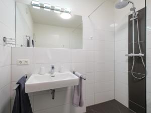 ein weißes Badezimmer mit Waschbecken und Dusche in der Unterkunft Emma Top 1 XL in Dienten am Hochkönig + 31 Fotos