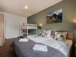 ein Schlafzimmer mit einem großen Bett mit Handtüchern darauf in der Unterkunft Emma Top 1 XL in Dienten am Hochkönig