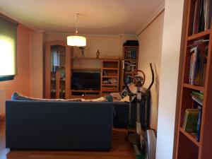una persona seduta su un divano in soggiorno di La Viña a Zamora