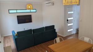 Χώρος καθιστικού στο Guesthouse near airport with private access and parking
