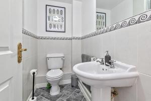 a white bathroom with a sink and a toilet at Luxury Apartment-CONTRACTORS-Free Parking-Central Location in Luton +27 photos
