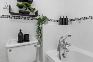 a bathroom with a sink and a bath tub at Luxury Apartment-CONTRACTORS-Free Parking-Central Location in Luton