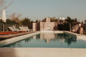 拉里奥哈Las Lilas Cabañas的大楼内一个带长椅和水的游泳池