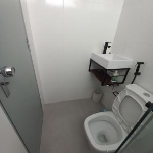 巴西利亚Apartamento 1 quarto Asa Norte prédio misto - residencial comercial - wi-Fi - 1 a 3 hospedes - sem taxas的带马桶和水槽的浴室