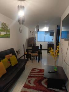 a living room with a couch and a table at Apartamentos para Turismo cerca a Parques Tematicos in Montenegro