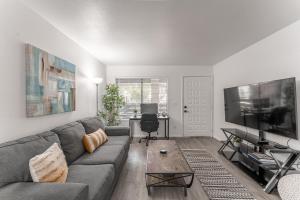 A television and/or entertainment centre at Mesa Riverview 1 BR Apt with King