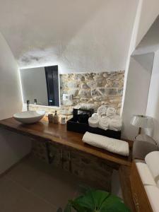 Un baño con encimera con lavabo y espejo. en Da Simon, en Dolceacqua