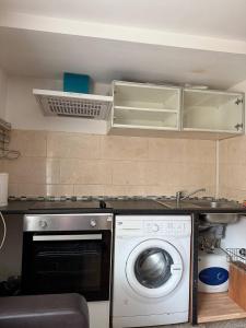 Dapur atau dapur kecil di Serene Uxbridge Retreat with Central Heating Free Parking +2 gambar