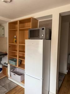 Dapur atau dapur kecil di Serene Uxbridge Retreat with Central Heating Free Parking
