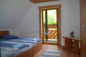 Ένα ή περισσότερα κρεβάτια σε δωμάτιο στο Pensiunea Ioana
