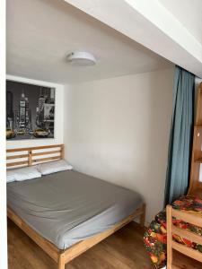 Katil atau katil-katil dalam bilik di Studio - Sleeps 2 - Garden - Parking - Wifi