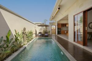 a swimming pool in the middle of a house at Villa telabah Ubud in Mambat