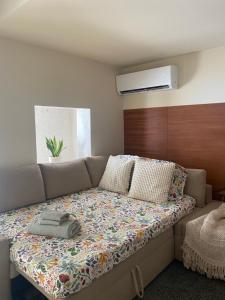 un soggiorno con divano e coperta di Douro Wellspring a Santa Marinha do Zêzere Altre 55 foto
