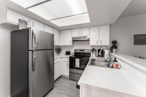 A kitchen or kitchenette at Mesa Riverview 1 BR Apt with King