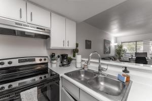 A kitchen or kitchenette at Mesa Riverview 1 BR Apt with King