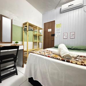 a room with a bed with a desk and a desk at Residencial Napolitan in Manaus +67 photos