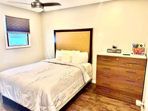 Postel nebo postele na pokoji v ubytování Coastal Sands Inn