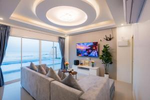 Μια τηλεόραση ή/και κέντρο ψυχαγωγίας στο SunSea Beachfront Cha-Am