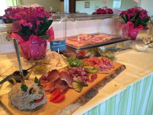 un buffet avec différents types de nourriture sur une table dans l'établissement Hotel Garni Wurzer, à Velden am Wörther See