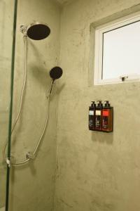 a shower head in a bathroom with a window at Espaço Áurea 60km de Curitiba com Cesta de Café da manhã in Campina Grande do Sul