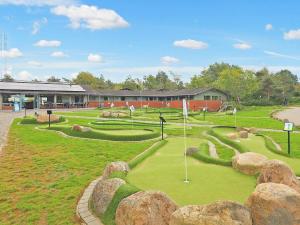 un campo da golf con rocce e palline da golf di 4 person holiday park home in Gilleleje a Gilleleje
