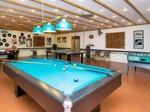 4 person holiday park home in Gillelejeにあるビリヤード台