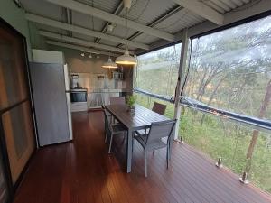 Una cocina y un comedor con mesa y sillas. en The Property, Tranquil Retreat, 