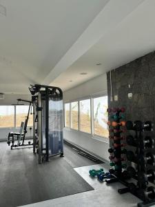 una stanza con una palestra con una parete di bottiglie di vino di Buzios Beach Resort a Búzios Altre 14 foto