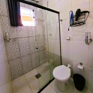 Bilik mandi di Pousada Casa da Fernanda, Suíte Family