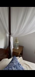 Un dormitorio con una cama con dosel y una mesa. en Epona, en Marcos Paz