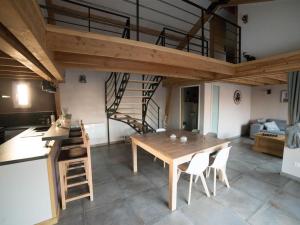 Η κουζίνα ή μικρή κουζίνα στο Chalet calme avec jardin, terrasse et baignoire balnéo - Draps inclus, ménage fin séjour en option - FR-1-510-121 +27 φωτογραφίες
