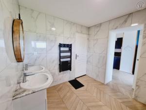 Koupelna v ubytování Gîte de Charme Isolé, Ferme Authentique, 4 Chb, Jardin, Randonnées, Val Joly à Proximité - FR-1-510-204 + 23 fotografií