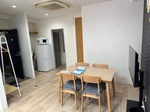 Kuchyň nebo kuchyňský kout v ubytování 201 Melon Home難波日本橋 徒歩10分黒門市場 徒歩5分心斎橋 1駅 広いお部屋