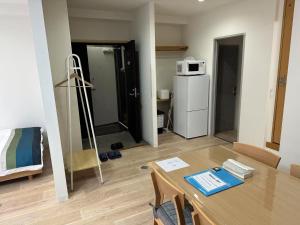 Kuchyň nebo kuchyňský kout v ubytování 201 Melon Home難波日本橋 徒歩10分黒門市場 徒歩5分心斎橋 1駅 広いお部屋 + 7 fotografií