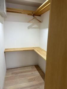 Fotografie z fotogalerie ubytování 201 Melon Home難波日本橋 徒歩10分黒門市場 徒歩5分心斎橋 1駅 広いお部屋 v Osace